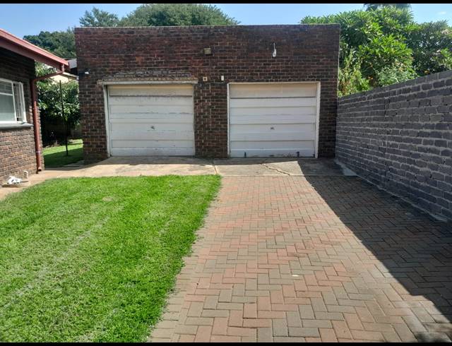 4 BEDROOM HOUSE FOR SALE IN OOS EINDE